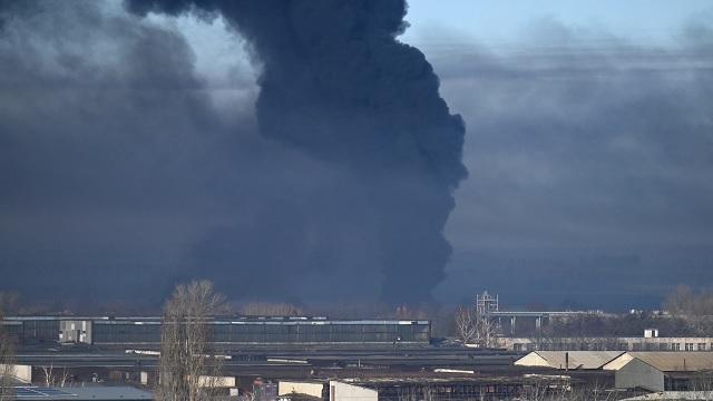  আগুনে জ্বলছে কিয়েভের সামরিক বিমানবন্দর
